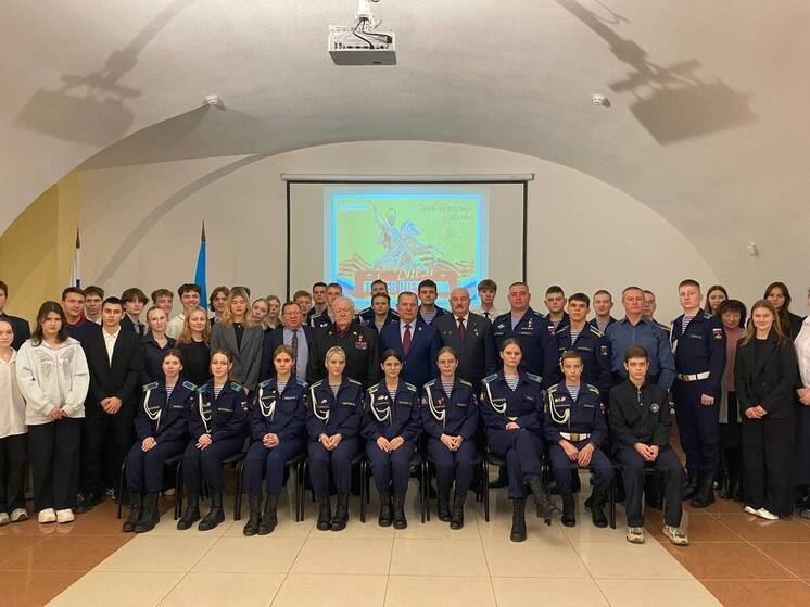 Сенатор Игорь Мурог пообщался с рязанскими школьниками в музее истории ВДВ