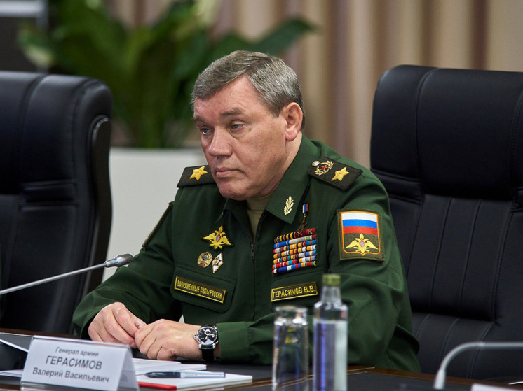 Герасимов: ВС РФ наступают почти на всех направлениях СВО