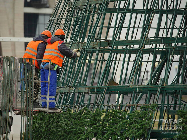 Казань активно готовится к Новому году: у «Чаши» устанавливают главную елку города, а во всех районах монтируют километры иллюминации и готовят сотни мероприятий