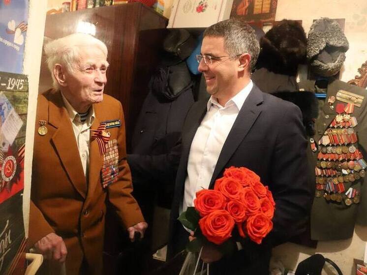 Мэр Тулы навестил ветерана, который совершил 1525 прыжков с парашютом