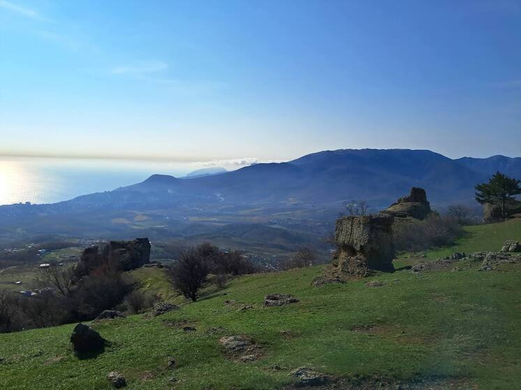 В село Лучистое под горой Южная Демерджи мы приехали накануне восхождения по автодороге Алушта - Судак