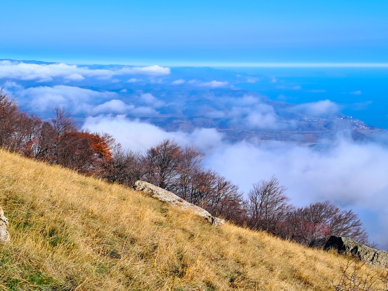 К вершине Южной Демерджи: отправляемся в межсезонье в туманную Долину привидений