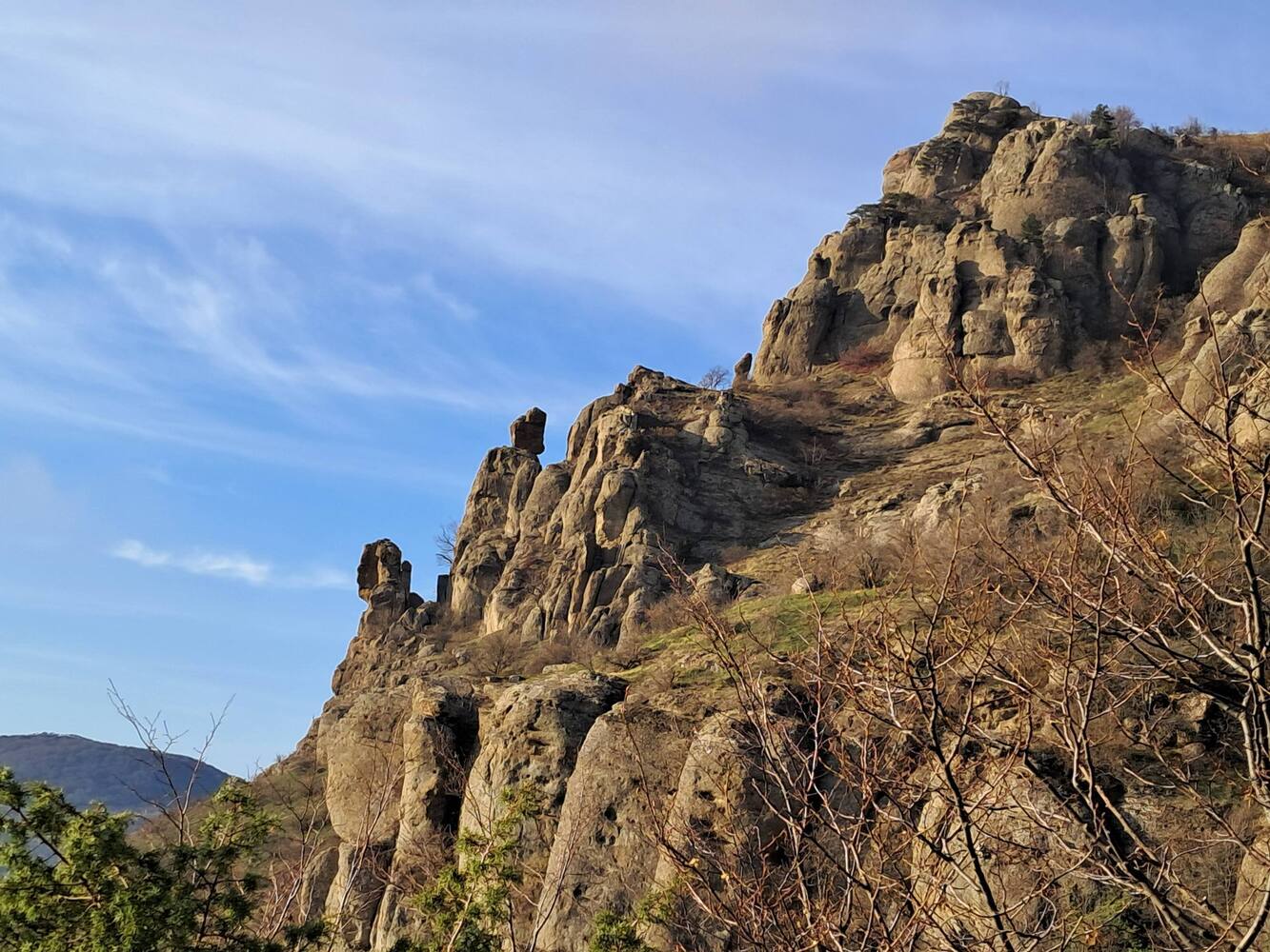 К вершине Южной Демерджи: отправляемся в межсезонье в туманную Долину привидений