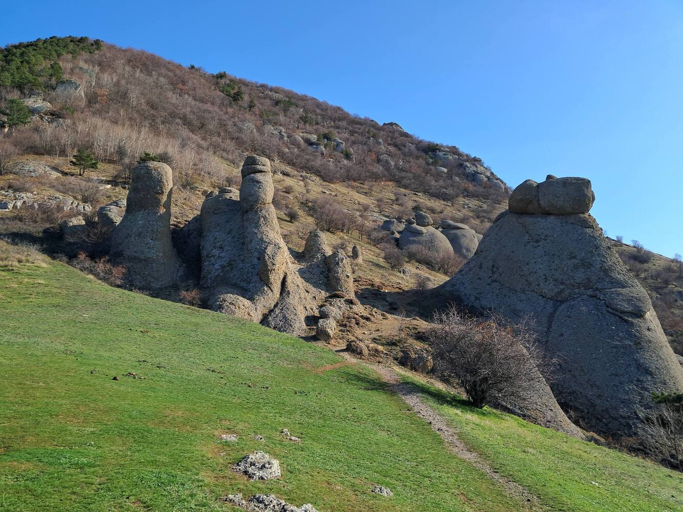 К вершине Южной Демерджи: отправляемся в межсезонье в туманную Долину привидений