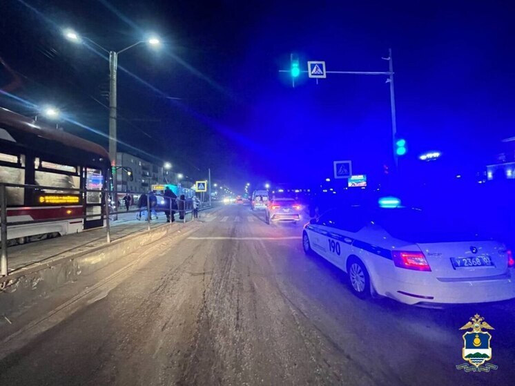 В Улан-Удэ джип сбил двух человек на регулируемом переходе