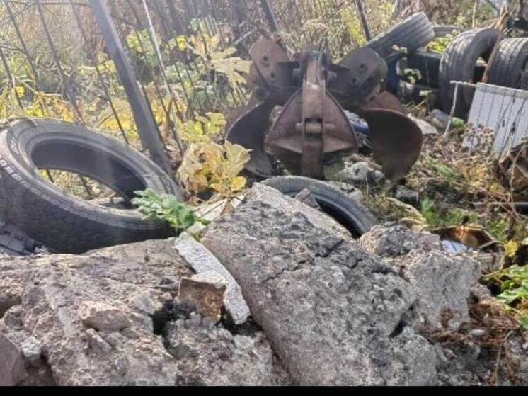 Автостоянку-свалку в Станционном посёлке обязали убрать