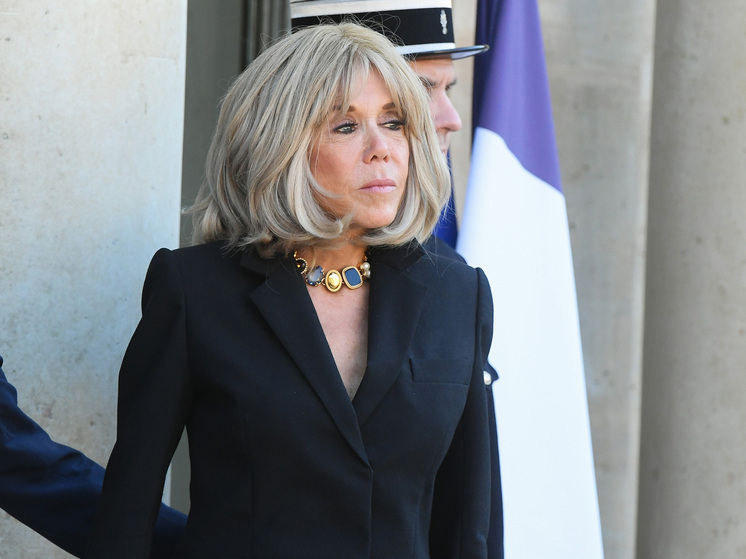 Брижит Макрон критикуют за поддержку комика Ари Абиттана и неуважение к движению против насилия