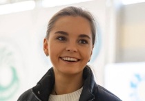 Завершившая карьеру 27-летняя художественная гимнастка Арина Аверина поделилась ранее не публиковавшимися красивыми фотографиями. Титулованная спортсменка сфотографировалась в воздушном платье и босиком.