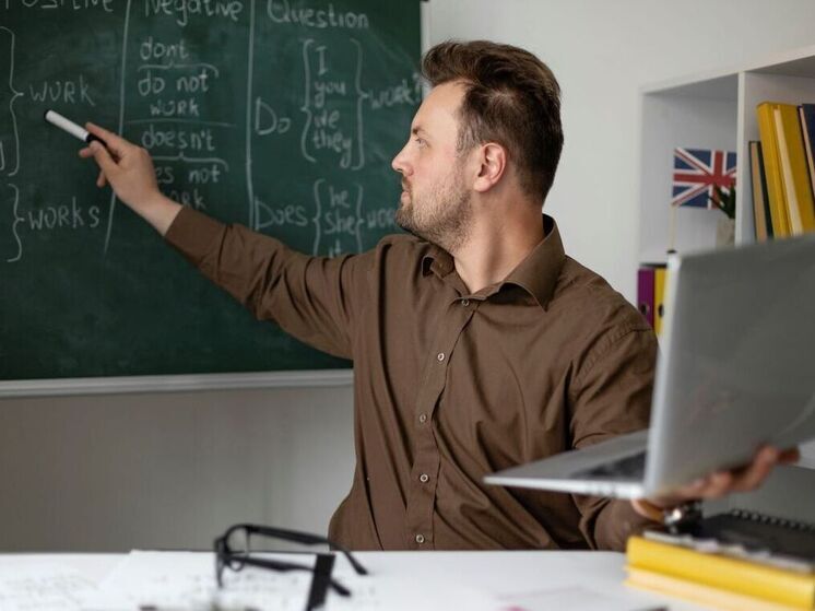 Назвавшему Великобританию христианской страной учителю запретили работать с детьми