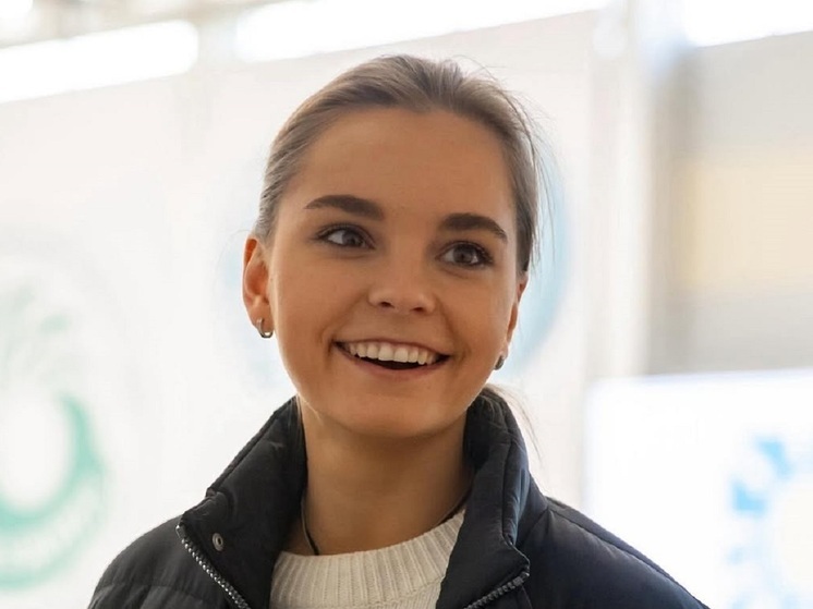 Завершившая карьеру 27-летняя художественная гимнастка Арина Аверина поделилась ранее не публиковавшимися красивыми фотографиями. Титулованная спортсменка сфотографировалась в воздушном платье и босиком.