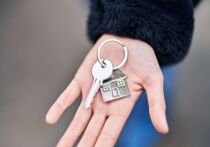 После скандальной истории с квартирой Ларисы Долиной в соцсетях пошла волна откровений уже не с покупкой жилья у пенсионеров, а с арендой