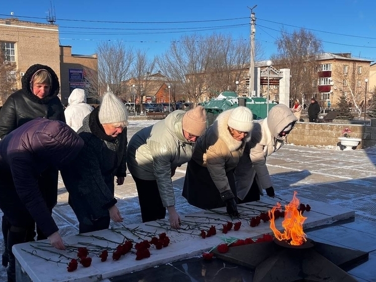 «Их имена в наших сердцах»: в Новоорском районе у Вечного огня почтили память Героев Отечества