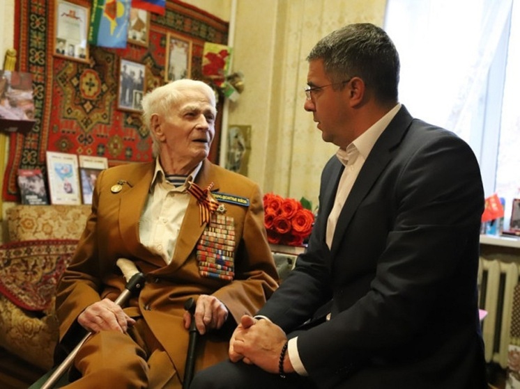 Алексей Эрк поздравил участника Великой Отечественной войны с 84-й годовщиной обороны Тулы
