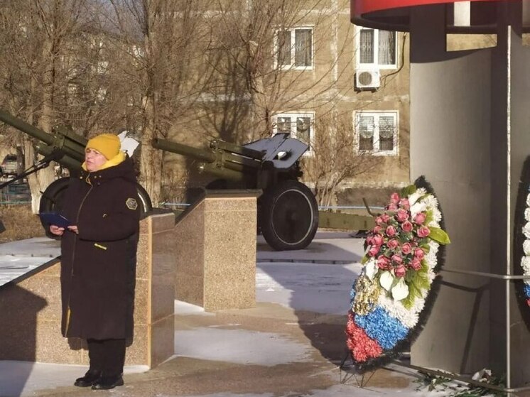 В посёлке Энергетик возложили цветы к обелиску в День Героев Отечества