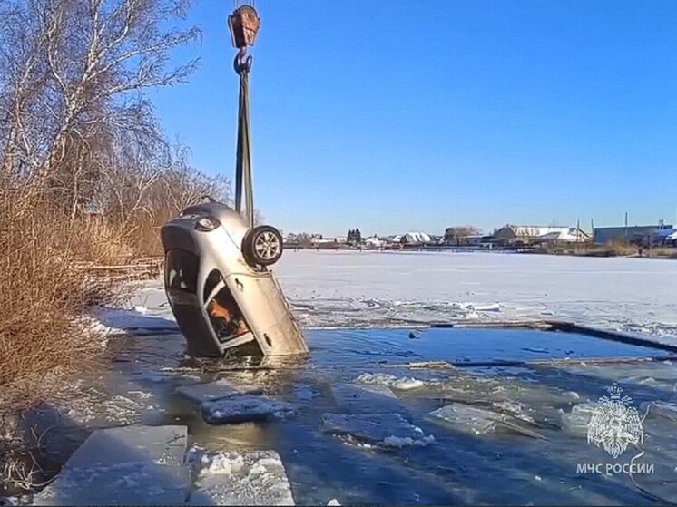 Автомобиль провалился под лед курганского озера: водитель не выбрался