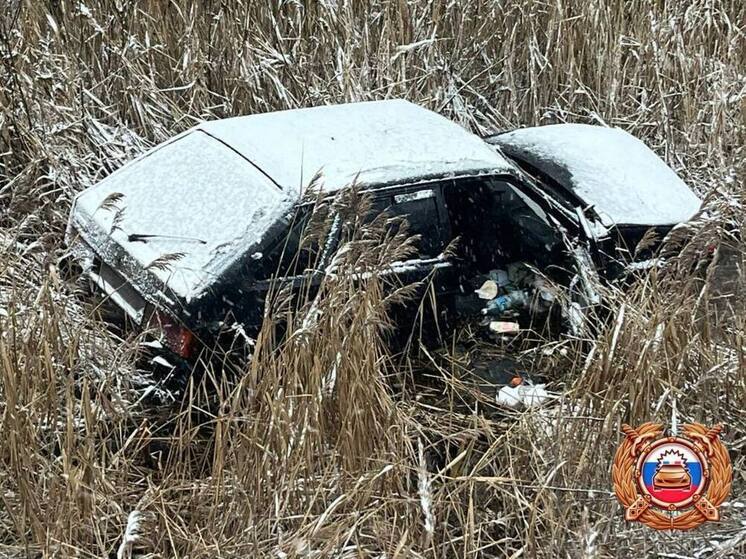 В Тверской области водитель ВАЗ вылетел с дороги из-за плохой погоды