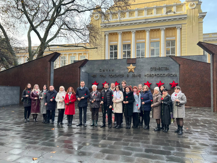 Во внутригородских районах Новороссийска возложили цветы в честь Дня Героев Отечества
