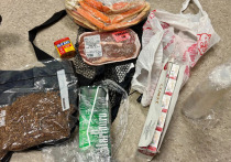 Охранники американской тюрьмы в Южной Каролине перехватили рождественский «подарок» с неба: беспилотник сбросил на тюремный двор посылку со стейком, крабовыми ножками, сигаретами и психоактивными веществами, но праздник для заключённых не состоялся