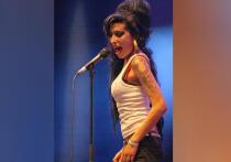 Отец легендарной певицы Эми Уайнхаус подал в суд на её бывших подруг и стилиста, обвинив их в том, что те нажились на смерти его дочери, тайно продав на аукционах сотни её личных вещей на сумму в сотни тысяч долларов