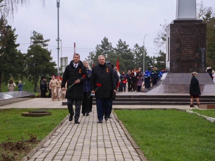 Митинг в честь Дня Героев Отечества прошел в Абинске с участием депутата Решетняка