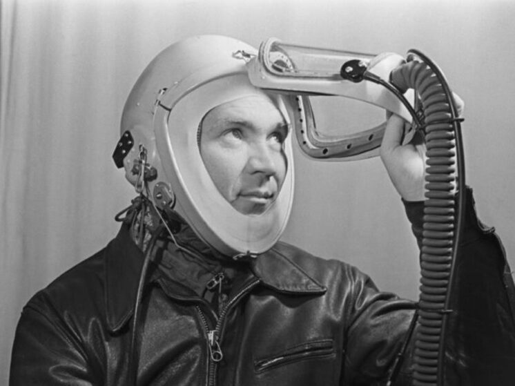 В Казани открыли мемориальную доску летчику-испытателю Георгию Мосолову