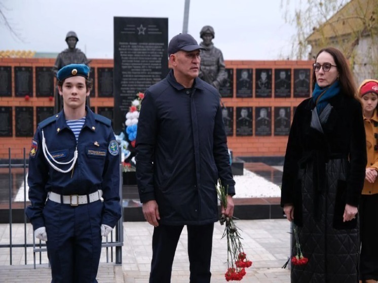 В Приволжском районе открыли мемориальную стену в честь погибших участников спецоперации