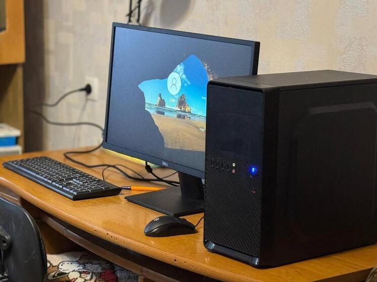 Запорожский школьник из Энергодара получил компьютер для учёбы