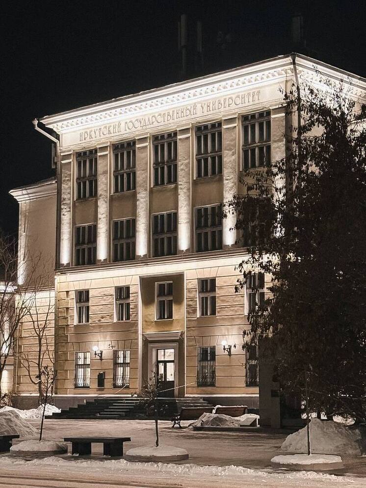 Фасад Иркутского госуниверситета украсила архитектурная подсветка