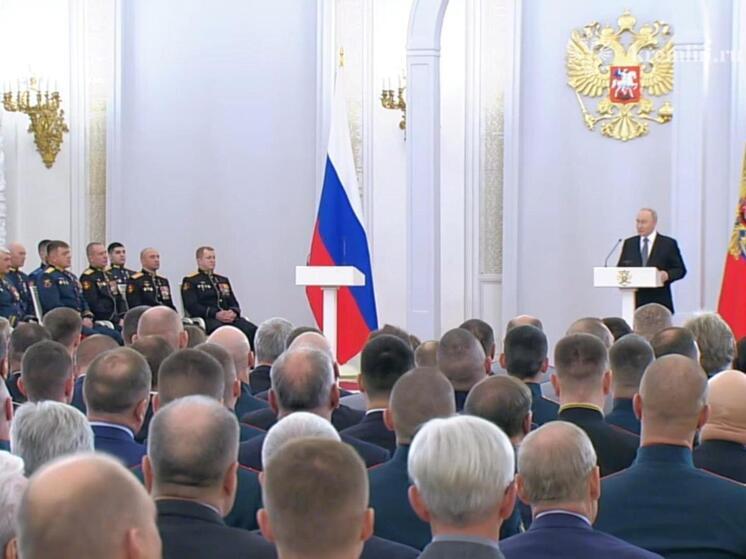 Владимир Путин в День защитника Отечества вручил Звезды Героев военнослужащим,