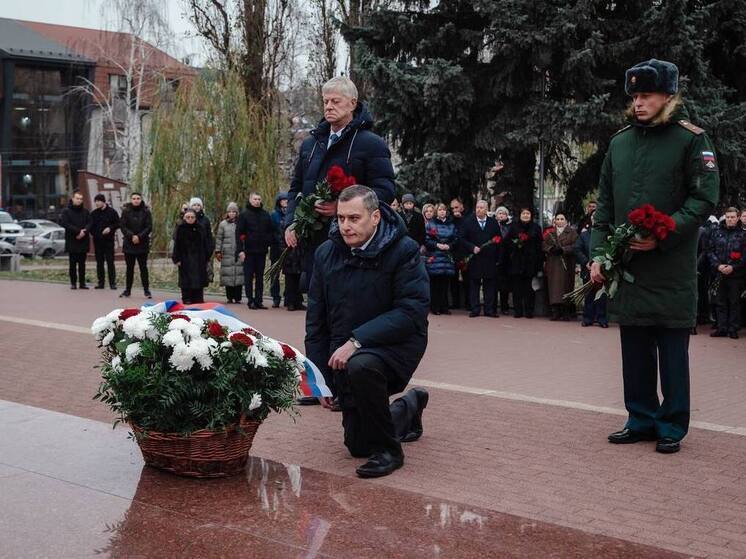 Губернатор Курской области Александр Хинштейн принял участие в памятных мероприятиях, приуроченных ко Дню Героев Отечества