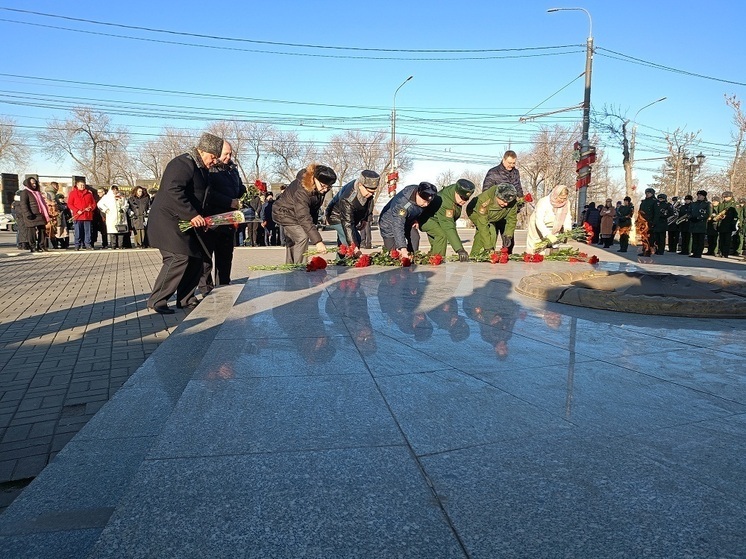 «Этот день объединяет поколения»: в Оренбурге открыли памятный знак лётчикам и почтили героев Отечества