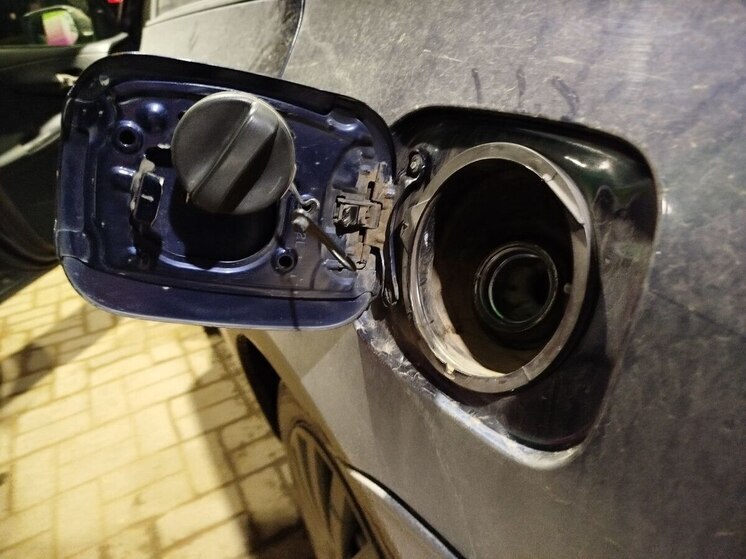 Зимой водители традиционно сталкиваются с ростом расхода топлива. В наших краях эта проблема ощущается особенно остро: морозы, долгие прогревы и не очень хорошие дороги напрямую влияют на цифры на приборной панели. Эксперты напоминают, что часть перерасхода можно снизить, если пересмотреть свои привычки и чуть внимательнее отнестись к технической стороне автомобиля.