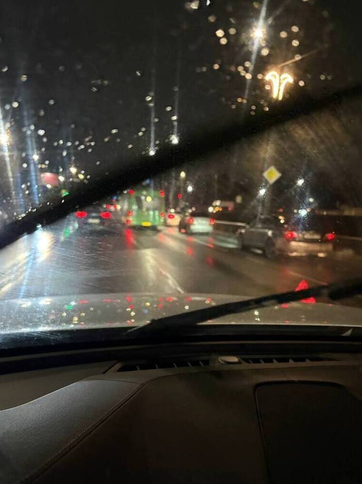 Автобус "шестерка" сломался на Дамбе в Пскове