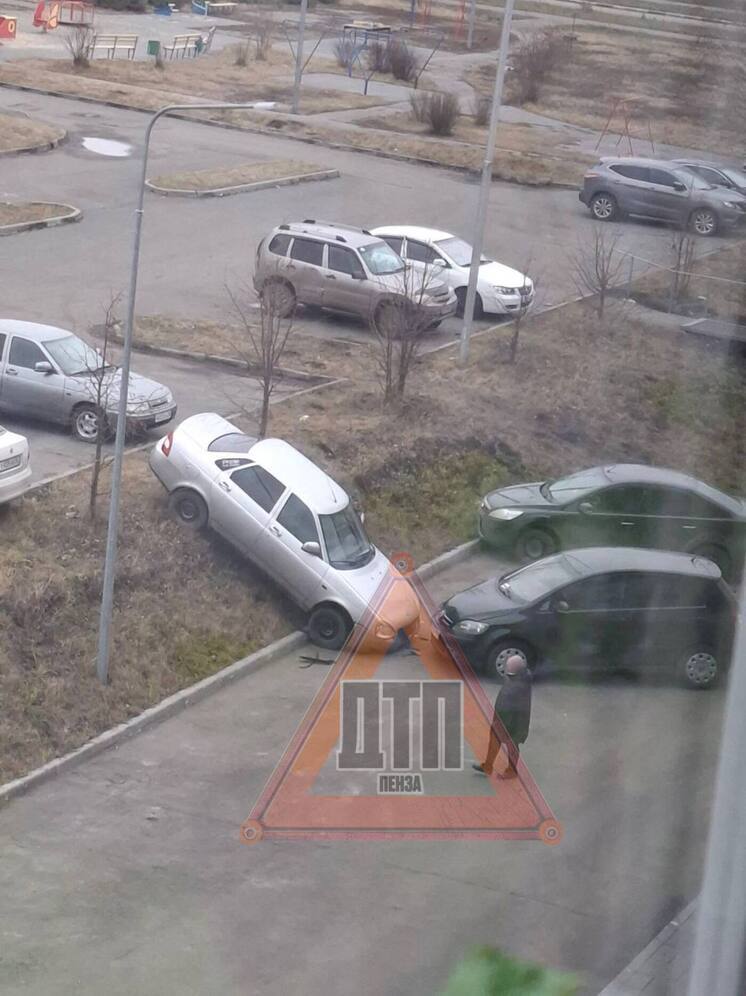 «Приора» скатилась со склона и зацепила припаркованную машину в Заре