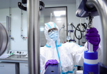 Представьте, что вы заморозили бегущую толпу, но так, чтобы каждый второй человек на бегу превратился в статую, а остальные продолжали метаться между ними, навсегда запертые в каменном лабиринте