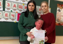 Девятилетний Роберт (имя несовершеннолетнего изменено. – Авт.) учится в обычной средней школе в Каспийске. Вот только сам он – не совсем обычный ребенок. У Роберта с рождения диагностировано редкое генетическое заболевание – ихтиоз. Зная, что подчас дети могут быть жестоки, родители мальчика долго сомневались: а стоит ли идти в обычную школу? Может, все-таки домашнее обучение? Или спецшкола? 
