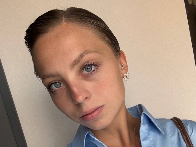 Выступающая в парном катании российская фигуристка Александра Бойкова показала, как проходят ее занятия по современным танцам. Партнерша Дмитрия Козловского выложила в соцсети видео из дэнсхолла.