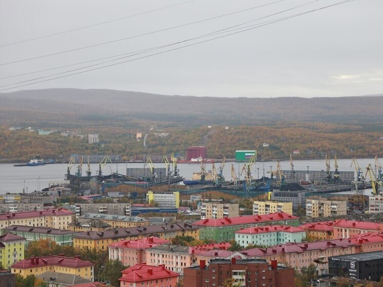 В Мурманском порту провели уникальную операцию по перегону 250-тонного крана