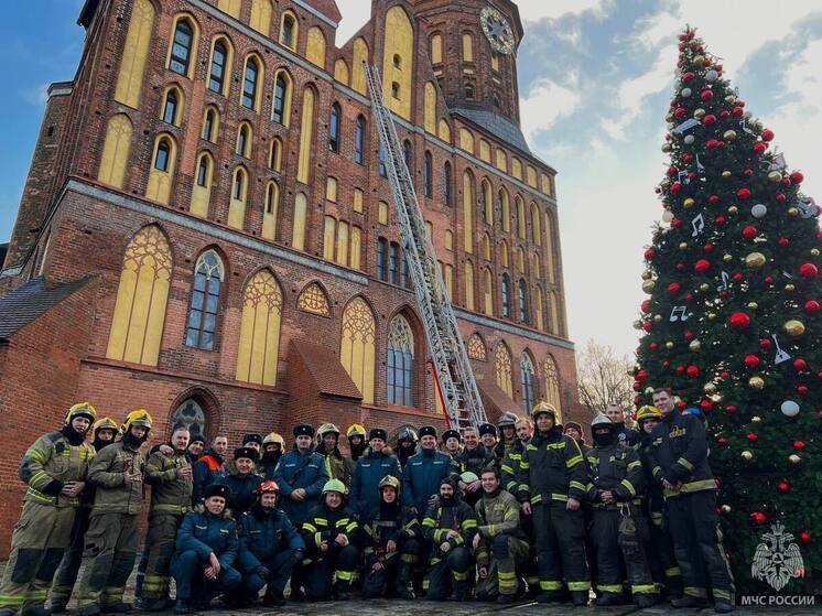 Пожарные учения прошли в старинном соборе Калининграда