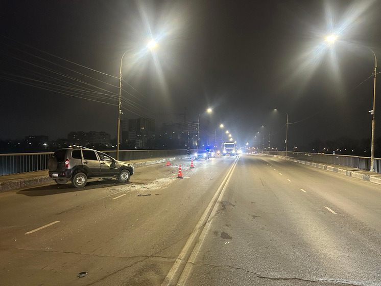 В Орле на Раздольной водитель авто наехал на бордюр и перевернулся