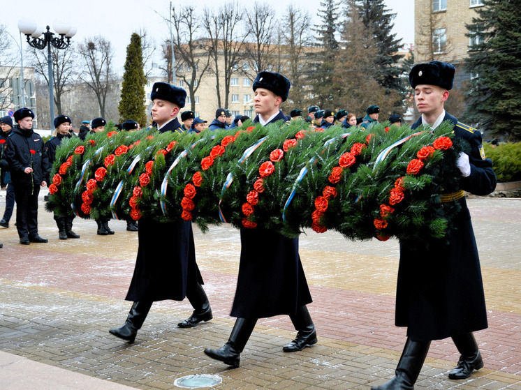 Орловцы возложили цветы к стеле «Город воинской славы»