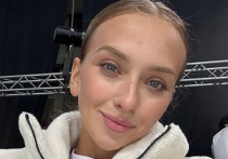 Выступавшая в танцах на льду российская фигуристка Виктория Синицина собралась на корпоративную вечеринку по случаю наступающего Нового года. Спортсменка показала наряд для выхода.