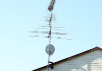 В России могут вновь начать массовую установку коллективных антенн для приема программ эфирного телевидения. Об этом заявила директор департамента развития массовых коммуникаций и международного сотрудничества Минцифры России Екатерина Ларина. Антенны играют важную роль в сохранении эфирного вещания как резервного канала на случай блокировки Интернета и ЧС. Еще лучше было бы вернуть проводное вещание, но это, кажется, слишком дорого. 
