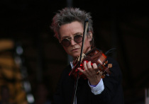 Новый альбом Светланы Сургановой «Здравствуй» можно сравнить с бумажным письмом, которое пришло словно из прошлой жизни