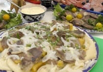 С первым снегом и ощущением приближающегося праздника в волгоградских семьях начинают планировать меню для новогоднего стола. Однако в этом году подготовка к застолью может потребовать более внимательного взгляда на бюджет. По свежим данным (с 25 ноября по 1 декабря) Волгоградстата, на продуктовом рынке Волгограда, Камышина и Михайловки наблюдается смешанная динамика