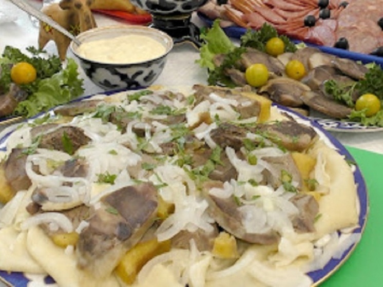 С первым снегом и ощущением приближающегося праздника в волгоградских семьях начинают планировать меню для новогоднего стола. Однако в этом году подготовка к застолью может потребовать более внимательного взгляда на бюджет. По свежим данным (с 25 ноября по 1 декабря) Волгоградстата, на продуктовом рынке Волгограда, Камышина и Михайловки наблюдается смешанная динамика