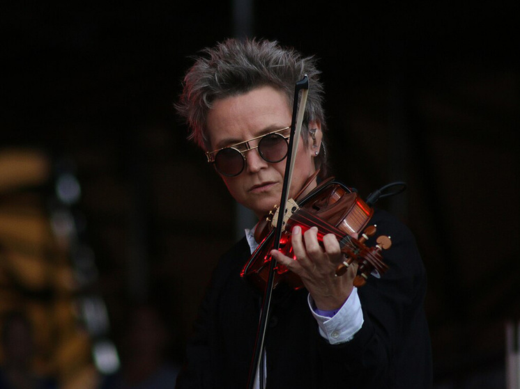 Новый альбом Светланы Сургановой «Здравствуй» можно сравнить с бумажным письмом, которое пришло словно из прошлой жизни