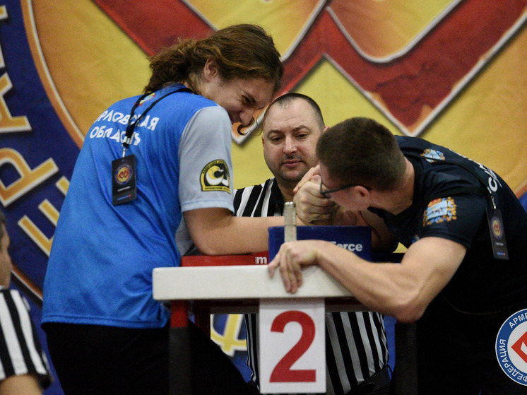 В Орле завершились соревнования по армрестлингу среди юниоров