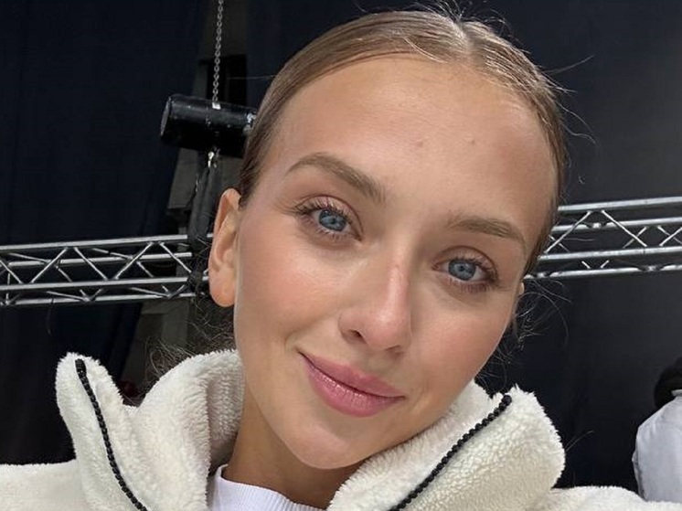 Выступавшая в танцах на льду российская фигуристка Виктория Синицина собралась на корпоративную вечеринку по случаю наступающего Нового года. Спортсменка показала наряд для выхода.