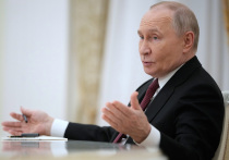 Владимир Путин в канун Дня прав человека провел онлайн-встречу с членами СПЧ. Президент отметил высокую миссию правозащитников, к которым люди идут «с обидами, негодованием и возмущением». «Нужно обладать большим терпением, чтобы выслушать человека, успокоить его и добиться справедливости», — сказал он.